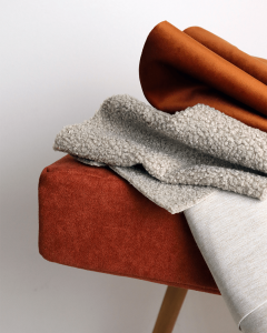 Les tendances déco d'automne 2024 : couleurs, motifs et textures pour vos coussins